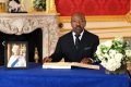 Ali Bongo a signé le Livre de condoléances, le 19 septembre 2022, à Londres. © Communication présidentielle