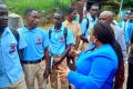 Le ministre de l’Éducation nationale, Camélia Ntoutoume Leclercq, s’entretenant avec les élèves du lycée technique, le 18 octobre 2022. © D.R.