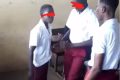 Arcel N'na Mezoughe, de dos, menaçant son jeune camarade de classe. © Gabonreview/Capture d’écran