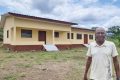 Pierre Nzoghe Bilie devant la nouvelle infirmerie du village Ndama-Leboussou, au Lac Ezanga. © D.R.