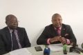 Le secrétaire général de la CGSL, Jean Claude Bekale (à droite), sollicitant ‘arbitrage du gouvernement face aux entreprises irrespectueuses des lois et règlements en vigueur dans le pays. © Gabonreview