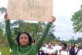 Une jeune élève, lors d'une marche pour réclamer les profs, au Gabon. © Facebook