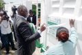 Hervé Patrick Opiangah, dévoilant la plaque murale du laboratoire d’analyses vétérinaire, le 3 décembre 2022 à Libreville. © Gaboreview