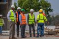 Emmanuel Gege Adetelobe, Claude Ahavi, et quelques membres de la délégation inspectant l’exécution des travaux du chantier d’Akanda. © Gabonreview