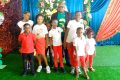 Christian Tchemambela, secrétaire exécutif de l'ANPN, en compagnie de quelques enfants. © Gabonreview