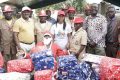 De la part de Marc Logan Tchango, Virginie Eteno (casquette rouge) a confié les cadeaux des enfants aux auxiliaires de commandement. © D.R.