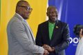 Le président de l’African tourism board, Culbert Ncube et le directeur général de l’Agatour, indiquant l’horizon à ses collaborateurs Christian Mbina engagés pour le succès du «Discover Gabon», «The Last Eden». © Discover Gabon