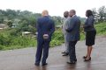 Le Premier ministre entouré des membres du gouvernement, lors de la visite de la route
détruite à Franceville. © Gabonreview