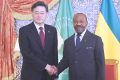 Qin Gang et Ali Bongo, le 12 janvier 2023, à Libreville. © Com. présidentielle