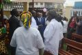 Le ministre de l’Habitat et de l’Urbanisme, Olivier Abel Nang Ekomiye devisant avec le personnel et les patients du centre de santé de Lalala, le 17 février 2023. © Gabonreview