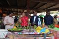 Le Premier ministre, Alain-Claude Bilie-By-Nze, et quelques membres du gouvernement au marché de Ndjolé. © D.R.