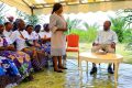 Ali Bongo échangeant avec les femmes membres des coopératives agricoles de l'Ogooué-Lolo, le 30 mars 2023. © Com. présidentielle