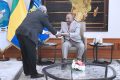 Le ministre camerounais des Relations extérieures, remettant la lettre du président Paul Biya à son homologue gabonais, le 6 mars 2023, à Libreville. © Facebook/PresidenceGabon