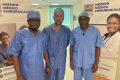 Les 2 médecins gabonais en mesure de poser des fistules natives simples entourant le Dr Ghassani. © D.R.