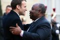 Emmanuel Macron et Ali Bongo, à Paris, en 2017. © EPA/Ian Langsdon