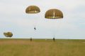 Des militaires gabonais pendant l'entraînement conjoint au saut parachutiste. ©  FEG