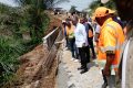 Le Premier ministre, Alain-Claude Bilie-By-Nze, et sa délégation visitant, le 14 mai 2023, un ouvrage d’art sur l’un des linéaires. © Gabonreview