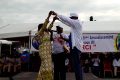 Éric Joël Bekale recevant les bénédictions de la doyenne, Anne Marie Okome Mba. © Gabonreview