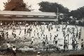 La mythique cour de récréation de l'École Montfort, avec ses dizaines de matchs de foot simultanés et autant de ballons : un manège connu de tous le anciens élèves et ayant été reproduit chaque jour de classe pendant plus d’un siècle. © D.R.