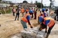 Les employés d’une PME locales posant les pavés sur le tronçon Montalier carrefour Alandji-PK0 route Bambouchine. © Gabonreview