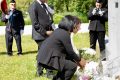 L'Ambassadeur Liliane Massala et Annick Rachel Ogoula Akiko posant la gerbe de fleurs. © D.R.