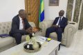 Le ministre Chen Sylvestre Mezui M'Obiang (à droite) et son hôte Gabriel Kamga, le 13 juin 2023 à Libreville.