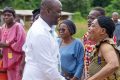 Elvis Ossindji souriant avec les femmes de Mouniandji. © D.R.