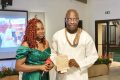 Le Dr Massamba Gueye recevant son prix des mains de l’initiatrice des Sambas professionnels, Josiane Maténé Ogoula, le 1er juillet 2023, à Libreville. © Gabonreview