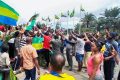 Manifestants dans les rues de Libreville soutenant, le 31 août 2023, les putschistes et célébrant la chute du président Ali Bongo. © Reuters