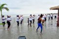 Les femmes de Ceca-Gadis en séance de fitness avec leur coach, le 4 novembre 2023. © Gabonreview.