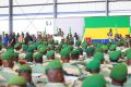 Le président de la Transition, Brice Clotaire Oligui Nguema, devisant avec les officiers, sous-officiers et militaires du rang à la Base aérienne de Libreville. © Com. présidentielle