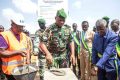 Brice Clotaire Oligui Nguema procédant au lancement des travaux de construction du marché d’Oyem le 22 décembre 2023. © Com. Présidentielle