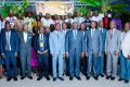 Le Premier ministre, Raymond Ndong Sima posant avec les participants de l’atelier national, le 13 février 2024 à Libreville. © Com. Primature