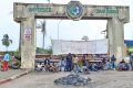 Les étudiants barricadant l’entrée principale de l’UOB, le 5 février 2024 à Libreville. © Gabonreview