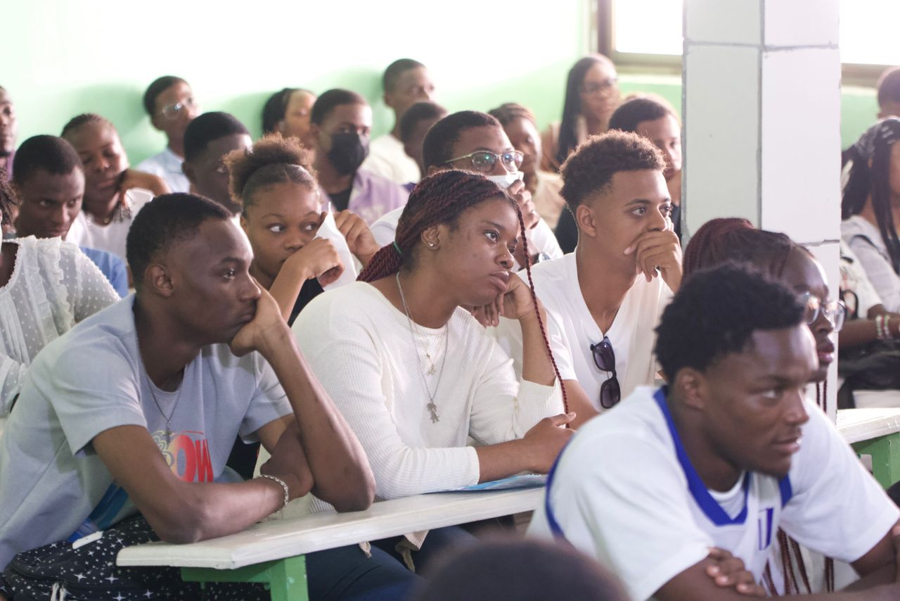 «Awassi English Day» : Des élèves de Libreville soumis à la pratique de ...