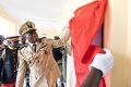 Le président de la Transition, le général Brice Clotaire Oligui Nguema, dévoilant la plaque du nouveau centre de secours de Nzeng-Ayong. © Com. présidentielle