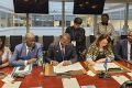 Moment de la signature du contrat entre le représentant du gouvernement gabonais et de la Banque mondiale. © Facebook/EconomieRelanceGouvga