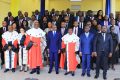 Le Premier président de la Cour des comptes, Alain-Christian Iyangui, le ministre des Comptes publics, Charles Mba posant avec les nouveaux comptables publics. © GabonReview