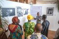 Le photojournaliste gabonais Desirey Minkoh présentant ses photos de la série «Esprit du Bwiti» exposées à la Fondation Houphouet-Boigny. © D.R.