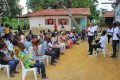 Franck Nguéma et les membres de sa formation politique face aux populations de la Cité parlementaire. © GabonReview