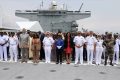 Les commandants de plusieurs marines participant à l’exercice Obangame Express 2024 posant pour la postérité avec les officiels, le 7 mai 2024, sur le USS Hershel "Woody" Williams. © D.R.