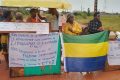 Les populations de N'tchengué-Village réclamant le respect de la Convention de 1968 qui, disent-elles, est aujourd'hui violée par la société Dixstone. © GabonReview