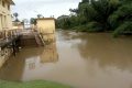 La rivière Nzémé en crue au niveau de la prise d’eau brute de l’usine de Ntoum. © SEEG