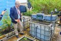 Le chargé des pêches et de l’aquaculture du FAO, Lionel Kinadjian présentant le système aquaponique, le 19 juin 2024. © GabonReview