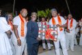 Amadou Diaw, président fondateur de l’ISM, recevant un présent des anciens étudiants Gabonais de l'ISM, représentés par Serges Dimitri Mba Bekale, le 21 juin 2024 à Libreville. © D.R.