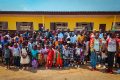 Photo de famille avec le bienfaiteur au terme de la cérémonie.  © GabonReview