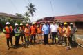 Alexandre Barro Chambrier en compagnie de quelques travailleurs sur les chantiers du CTRI dans le 4e arrondissement de Libreville. © Photo personnelle