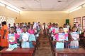 Des élèves et la ministre dans une salle de classe au Gabon, en novembre 2023. © Com. gouvernementale