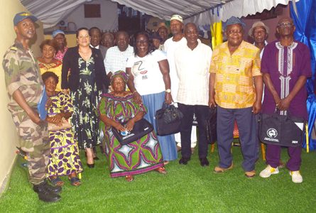 Avec les chefs de quartier du 2è arrondissement de Libreville, la ministre de la Réforme des institutions, Murielle Minkoue ép. Mintsa, le 25 juillet 2024. © GabonReview