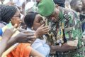 Dans le Haut-Ogooué, le général président s’est voulu une oreille attentive. © Com présidentielle